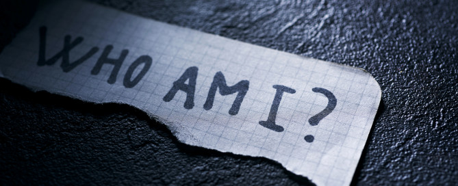 'Who am I' geschreven op papiertje. Geeft onderwerp gezichtsherkenning aan